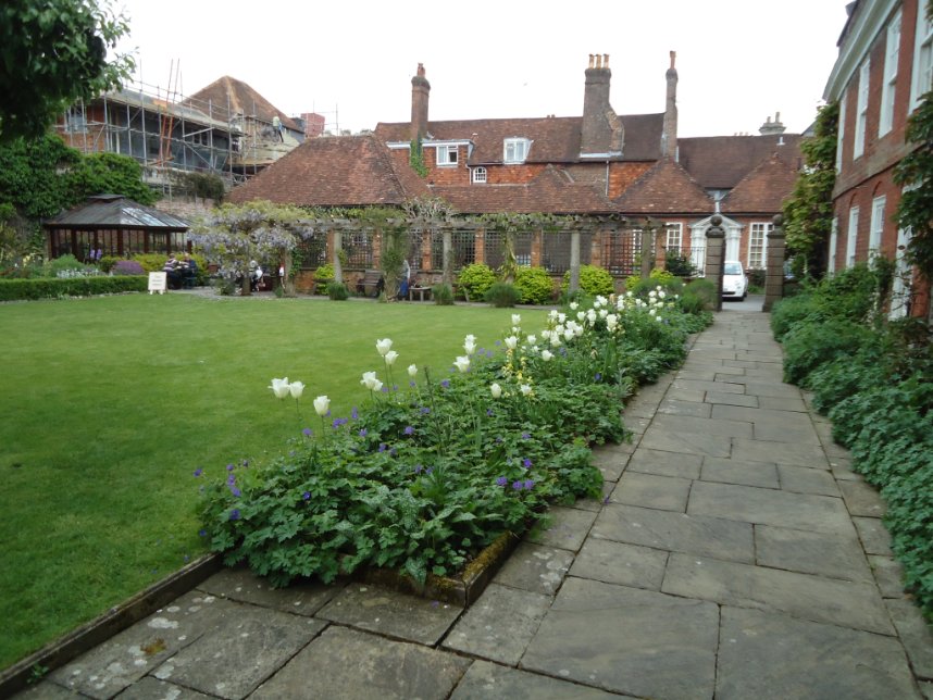 Many gardens already rely on  #volunteer gardeners, they cover the jobs/hours the staff don't have capacity for Volunteers are often in the more vulnerable  #Covid19 categories and none are yet allowed back on site