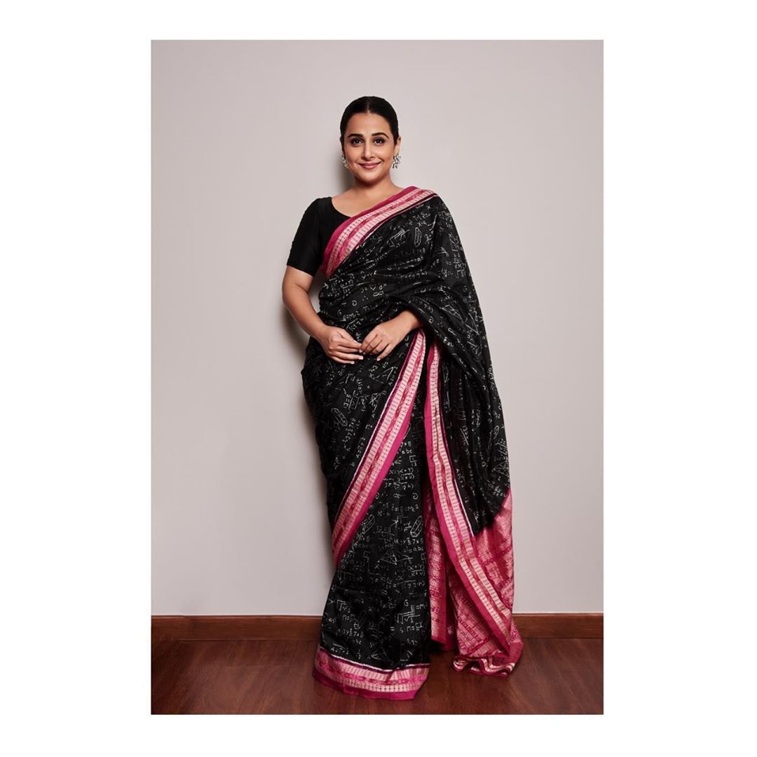 UrbanAsian's tweet photo. @vidya_balan doing E Promotion ShakuntalaDevi wearing this graceful saree.....😍😍❤️❤️.
.
.
.
.
.
.
#shakuntaladevi #vidyabalan
#webrelease #bollywood #southasian #urbanasian https://t.co/YYIjl7HuTx