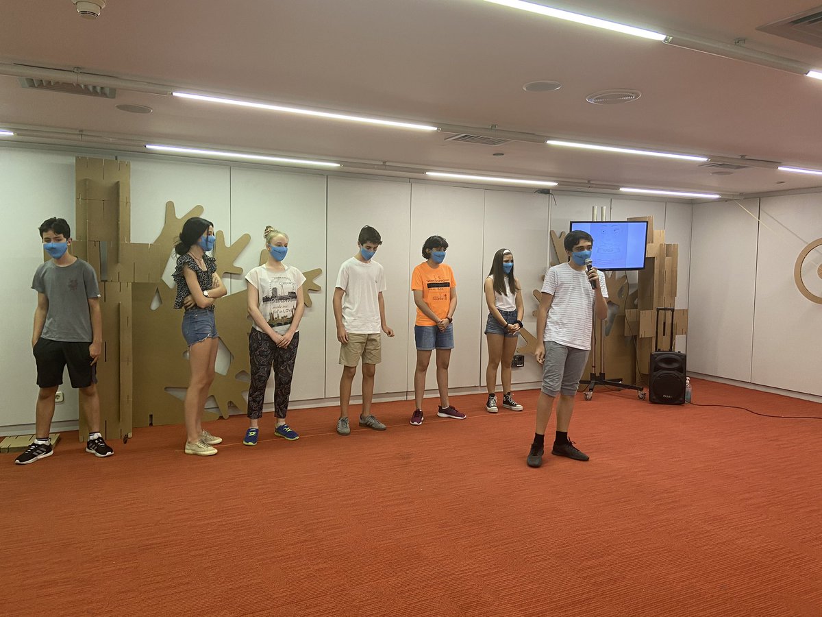 ifemathinkids's tweet photo. Seguimos con el grupo SKY BOOTS, un proyecto que resuelve los problemas mas comunes a la hora de viajar.

Este equipo ha desarrollado una maleta inteligente, personalizable y hasta incluye una app vinculada para planificar el equipaje.

#CampusIFEMAThinkids 
📍@IFEMA https://t.co/PdlBcHhBAc