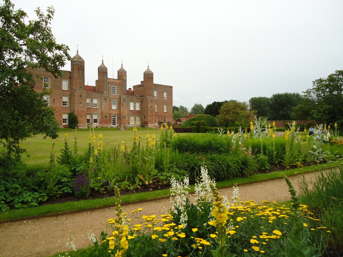 These Historic gardens provide the setting for some of our nation's greatest architectural gems - the majority are Registered Grade 1, 2* or 2 in their own right on the  @HistoricEngland  #NHLE list