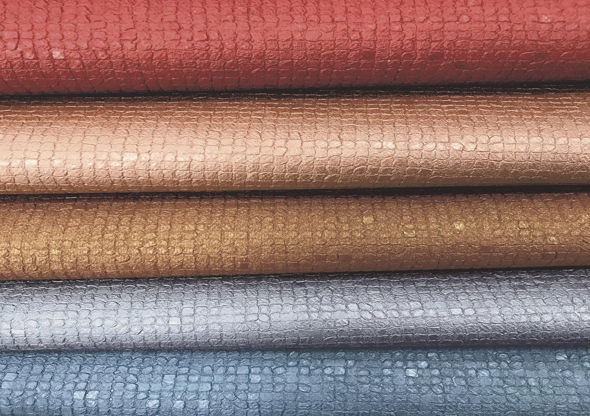 A decadent collection of tasteful lustrous neutrals and rich seductive colours, ‘Jewel’ adds drama to walls by mixing colour with a subtle texture. Vibrant and beautiful, this eye-catching 😍 #wallcovering is sure to bring warmth and luxury to your scheme 
muraspec.com/search.php?sea…