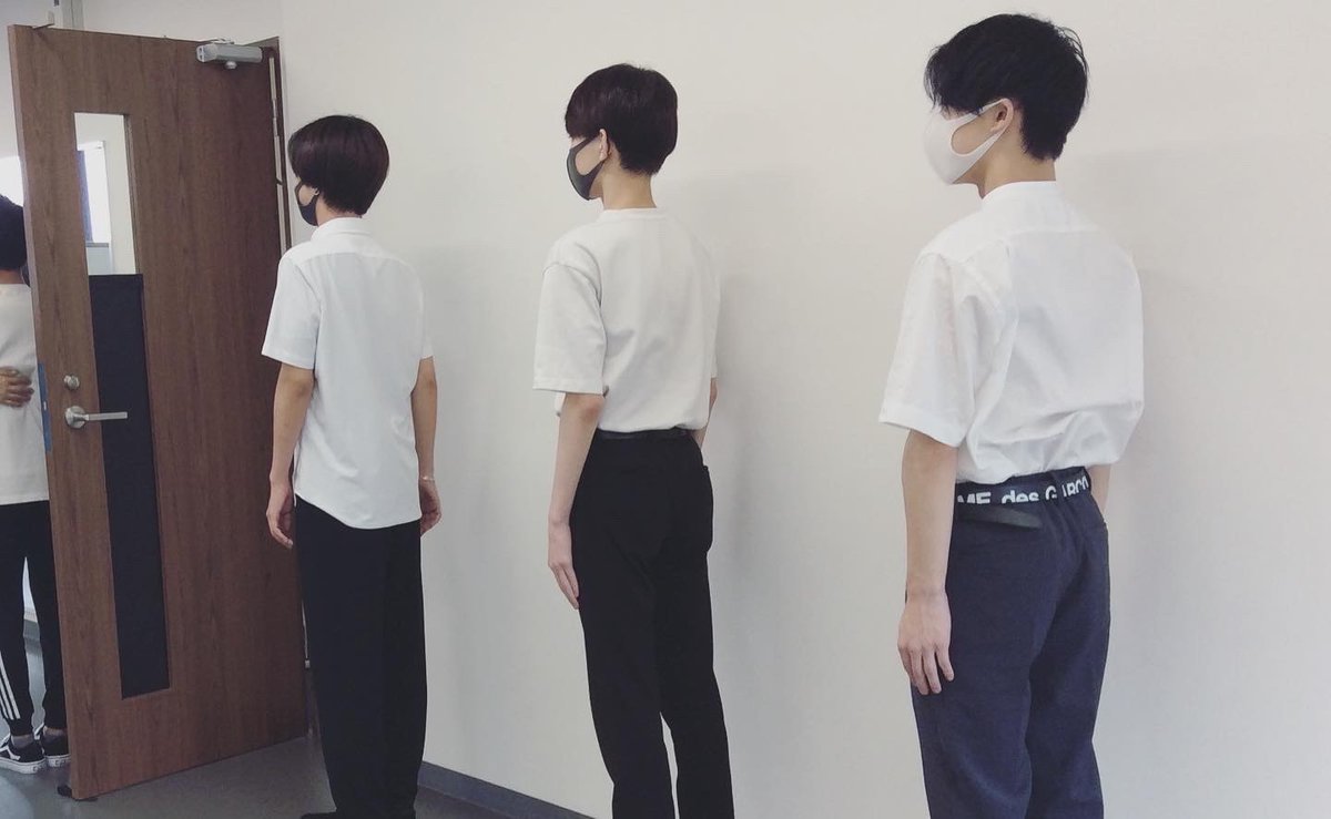 渡辺高等学院 公式 今週のレッスン風景 モデルレッスン まずは姿勢から 美しい立ち方を目指して頑張ろう 渡辺高等学院 芸能 高校 モデルレッスン