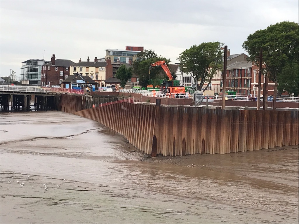 Three degree raking front wall transition, with vertical wall return. With BAM Nuttall at Victoria Pier, for the Flood Alleviation Scheme.

Let's make sure the people in Hull have dry feet this winter.