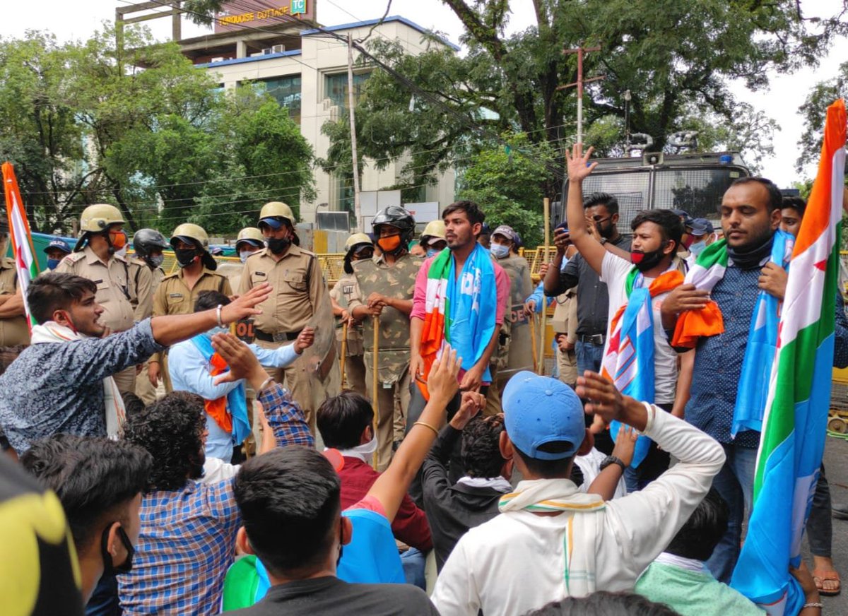 KorangaNsui's tweet photo. आज NSUI उत्तराखंड द्वारा अंतिम वर्ष के छात्र छात्राओं को प्रोमोट करने की मांग को लेकर एचआरडी मंत्री डॉ रमेश पोखरियाल निशंक के आवास का घेराव किया। पुलिस द्वारा कई कार्यकर्ताओं को गिरफ्तार किया गया है।
@nsui
@NSUIUttarakhand
@INCIndia
#Promote_Students_Save_Future #NoExamsInCovid https://t.co/DBppTzTwPO