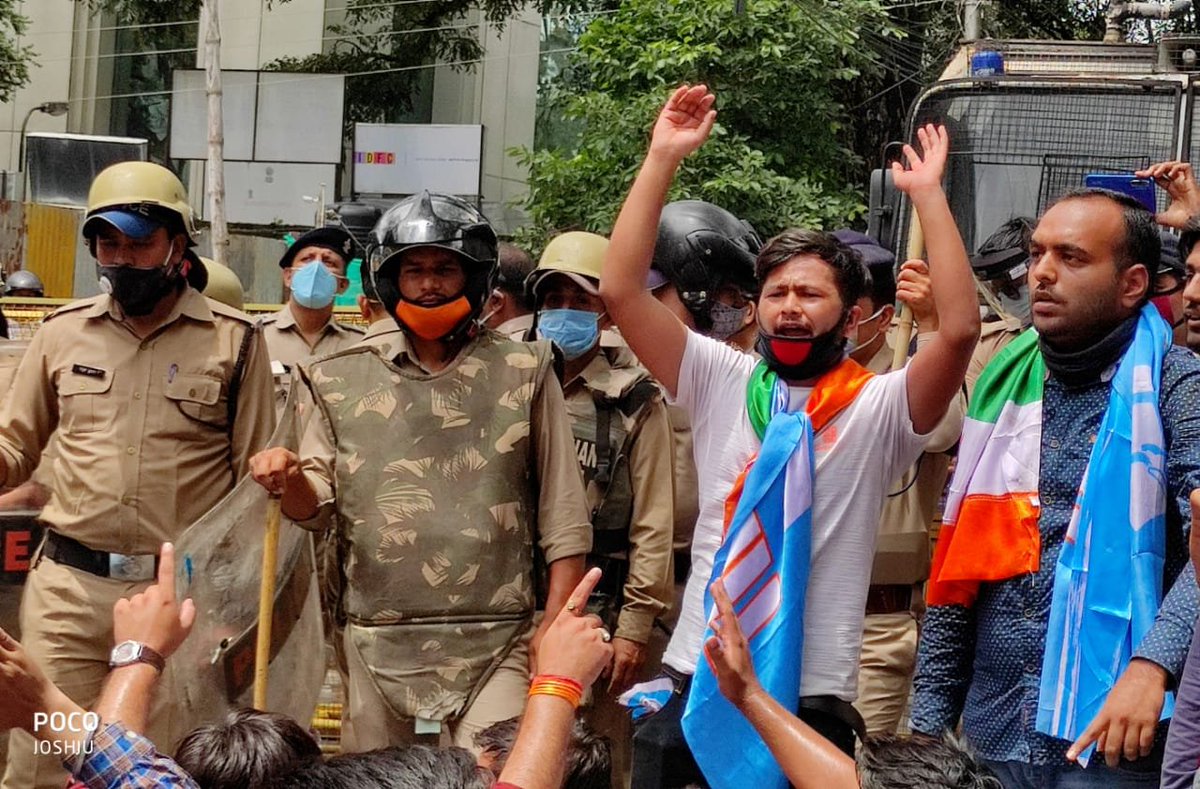 KorangaNsui's tweet photo. आज NSUI उत्तराखंड द्वारा अंतिम वर्ष के छात्र छात्राओं को प्रोमोट करने की मांग को लेकर एचआरडी मंत्री डॉ रमेश पोखरियाल निशंक के आवास का घेराव किया। पुलिस द्वारा कई कार्यकर्ताओं को गिरफ्तार किया गया है।
@nsui
@NSUIUttarakhand
@INCIndia
#Promote_Students_Save_Future #NoExamsInCovid https://t.co/DBppTzTwPO