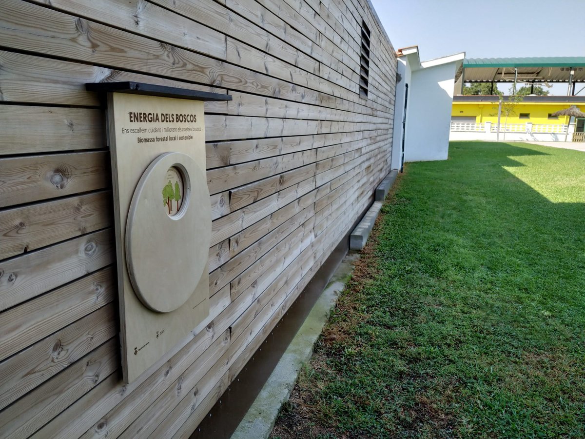 DiputacioGirona's tweet photo. Els plafons, ubicats en espais públics interiors i exteriors, es podran convertir en biomassa i ser cremats quan deixin de tenir ús, perquè no porten cap component tòxic. https://t.co/VMcsvptLa5