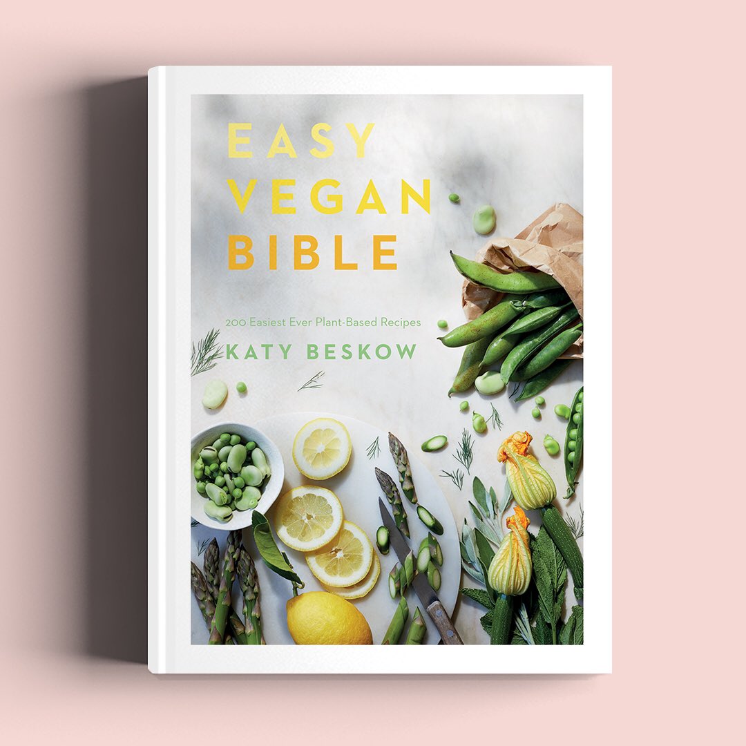 katybeskow's tweet image. 🌿 COVER REVEAL 🌿 Delighted to announce that my 6th book, Easy Vegan Bible, will be released on 12th November! 

This little labour of love has 200 (yes, 200!) straightforward, no nonsense recipes 🥧🥞🧁🍲

Pre order now: smarturl.it/EasyVeganBible 

 @quadrillefood #vegan