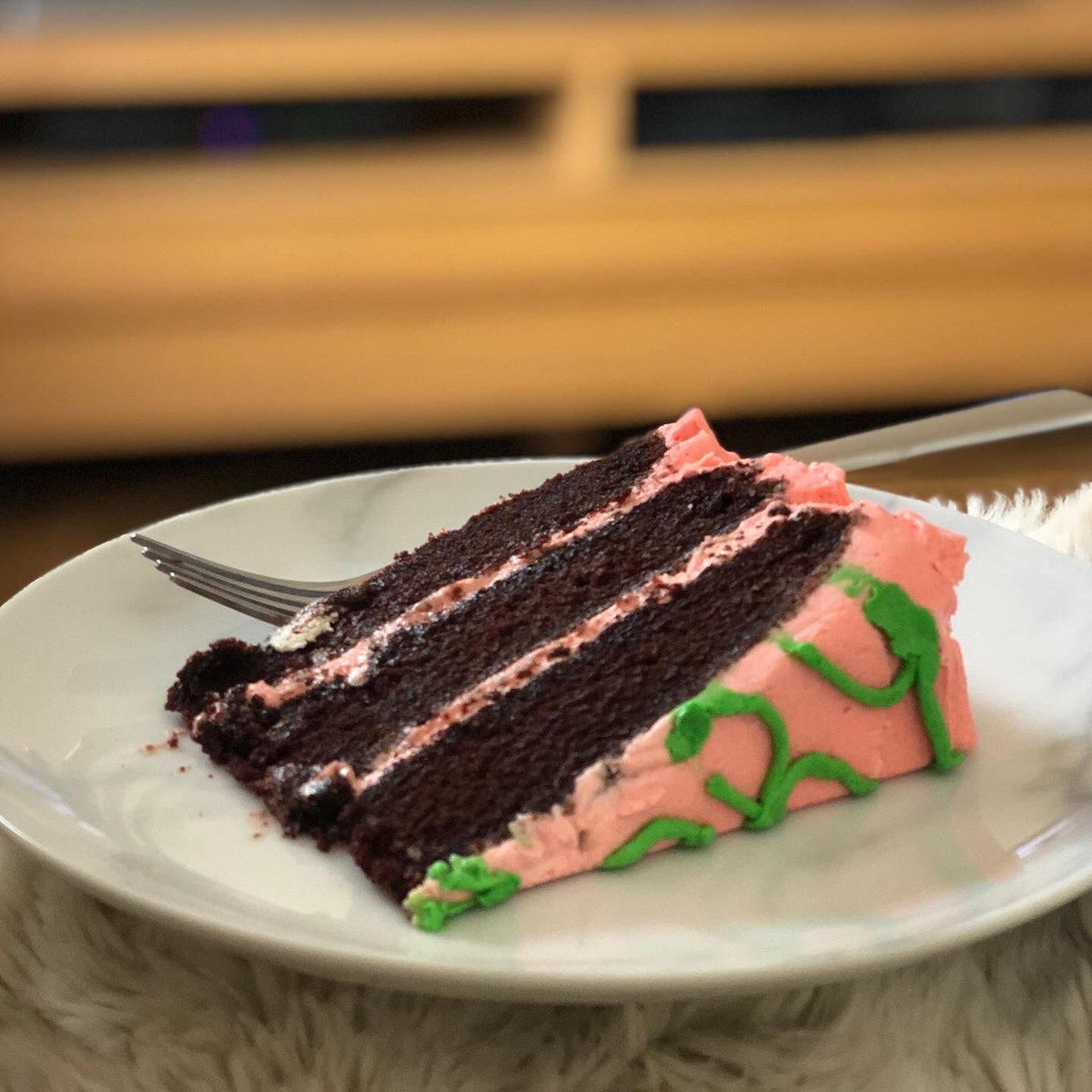 CustomCakeShop's tweet photo. #HappyBirthdayHarryPotter Today we raise a glass of Butterbeer to you!  Eat chocolate cake and wash it down with another Butterbeer! #HarryPotter https://t.co/wNBgyZQPLc