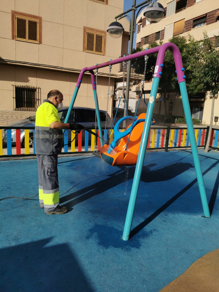 Gesquart's tweet photo. Buenas tardes, hoy viernes hemos limpiado a fondo varios parques infantiles de #quartdepoblet, entre ellos los de la calle Vinatea y el barrio San jeronimo,seguimos desinfectando todos los parques infantiles diariamente para evitar la propagación del #codiv19 https://t.co/iD63FJRTmH