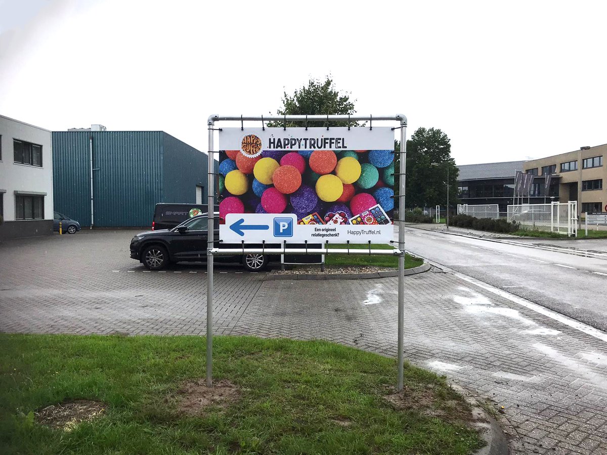 Bij #HappyTruffel in #Duiven plaatsten we dit #buizenframe met dubbelzijdig #spandoek erin. Op die manier is vanaf de straat goed #zichtbaar waar de klanten van Happy Truffel moeten zijn. Ook op een voordelige manier #opvallen met uw bedrijf? gevelreclame.nl