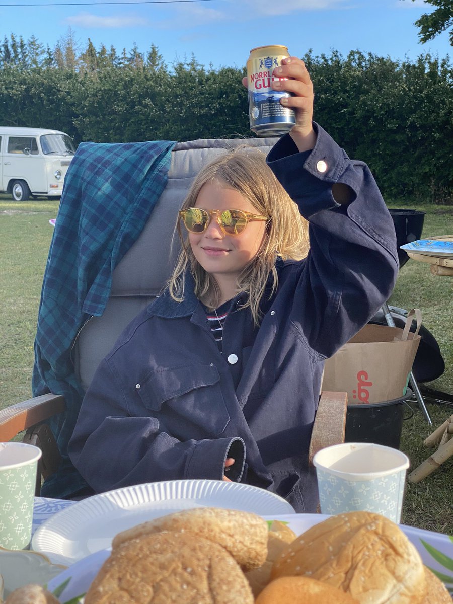 freddiefuckoff's tweet photo. Förra veckan lekte vi kurragömma på landet, min 10 åriga lillasyster klädde ut sig till mig och satte sig vid bordet. De andra barnen hittade inte henne på 10 minuter. https://t.co/AGLxkvOlEI