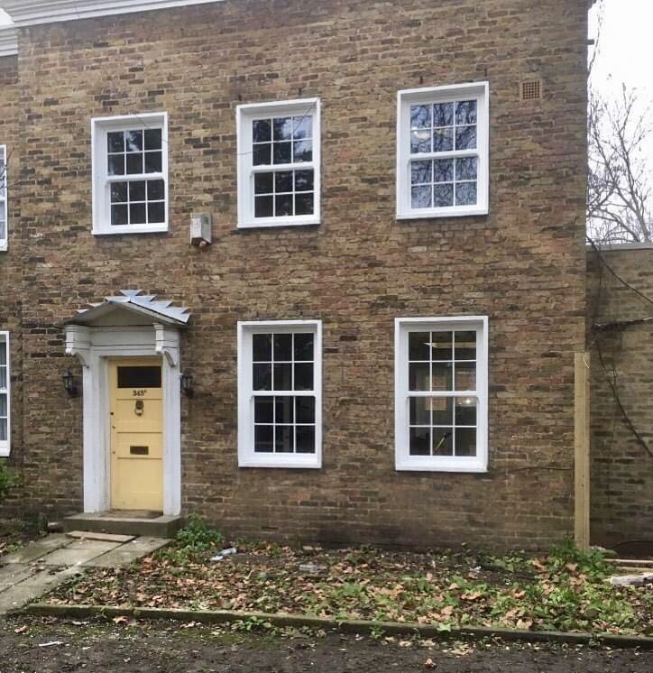 UFitSashWindows's tweet photo. Another 5 of our trade mark #SashWindows installed in white woodgrain!✨ We think they look absolutely beautiful 😍 #homeimprovements #windows #sash #boxsash #upvc #doubleglazing #window #ufitsashwindows #glazing #windowfitters #londonwindows #londonbuilders #essexbuilders #homes https://t.co/DfUlUnyL0p
