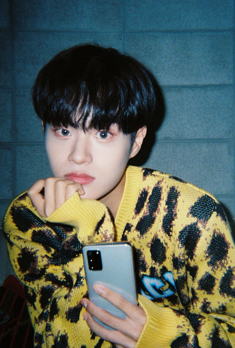 M2MPD's tweet photo. 필름카메라로 기록한 7월의 추억📸 8월에도 쭈욱 엠투와 함께해요❣ #7월의엠투 #M2film #BE_ORIGINAL #AB6IX #에이비식스 @AB6IX https://t.co/zYdJ9AGt2x