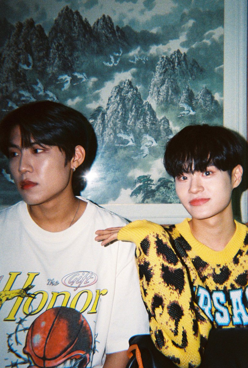 M2MPD's tweet photo. 필름카메라로 기록한 7월의 추억📸 8월에도 쭈욱 엠투와 함께해요❣ #7월의엠투 #M2film #BE_ORIGINAL #AB6IX #에이비식스 @AB6IX https://t.co/zYdJ9AGt2x