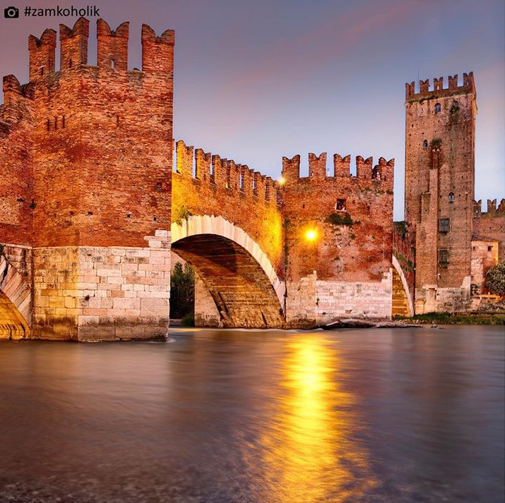 Il Ponte di Castelvecchio è uno dei luoghi più affascinanti di #Verona, soprattutto al calar della sera, quanto l'atmosfera diventa magica bit.ly/2D4HG6r #PatrimonioUNESCO 

#VisitVeneto

(foto IG zamkoholik)
