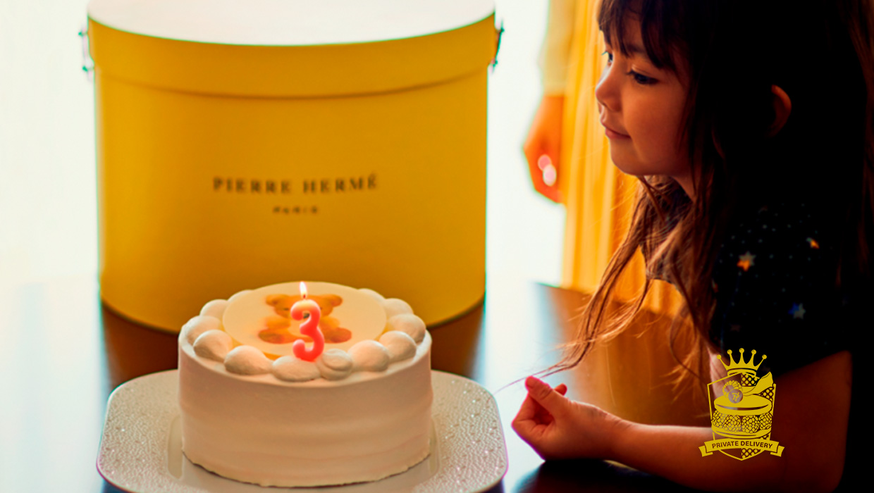 Pierre Herme Paris ピエール エルメ パリ バースデーケーキをご自宅にお届けします お子様には プライベートデリバリー限定のショートケーキやチョコレートケーキもご用意 ピエール エルメ パリのケーキでお誕生日をお祝いしませんか 都内一部