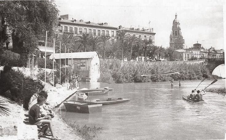 RAICESMURCIANAS's tweet image. "Murcia en el tiempo". Cuando se podía disfrutar del Segura para combatir el calor. 📷 Internet autoria desconocida.