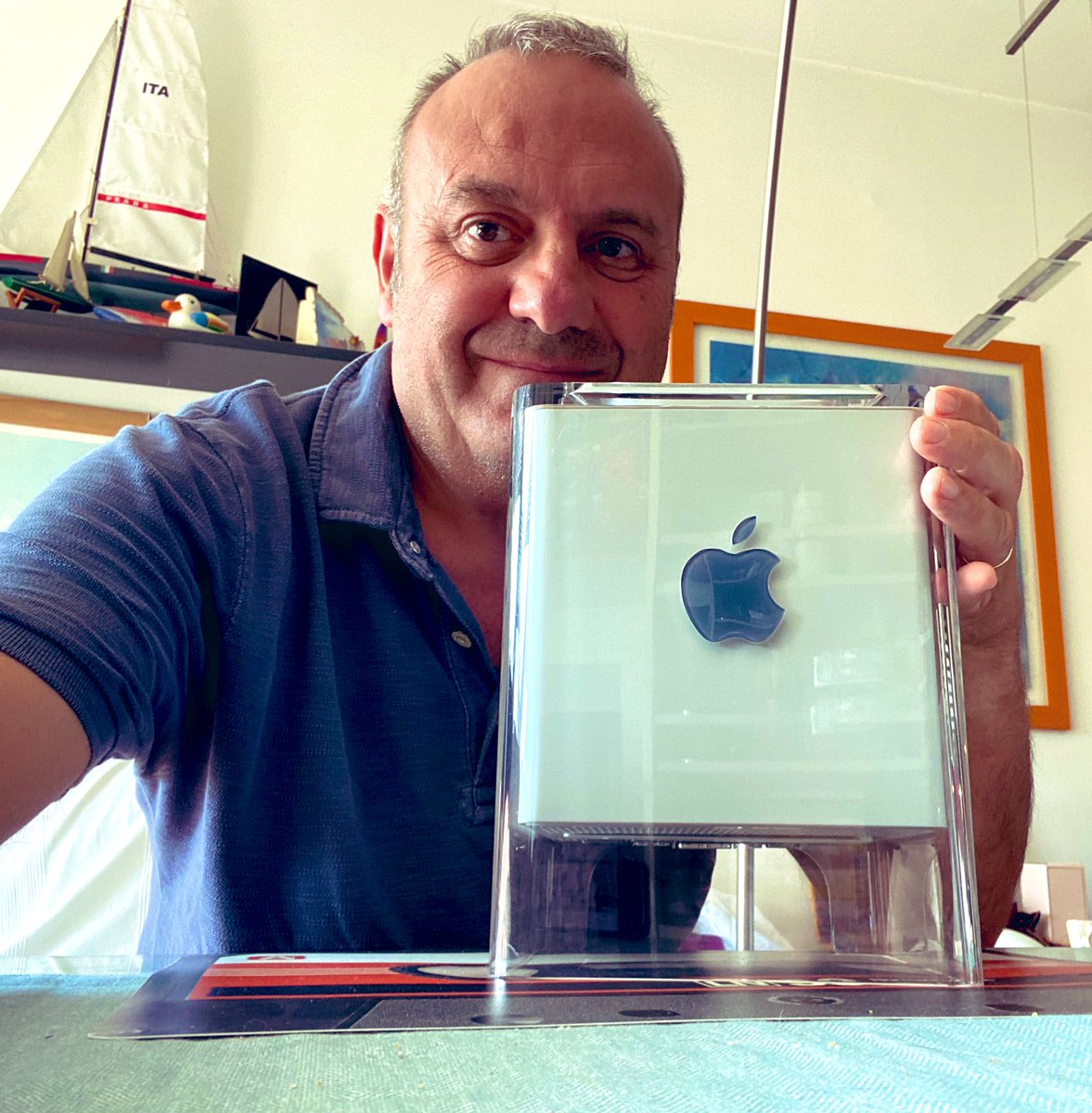 sabbatini's tweet photo. 20 anni fa esatti - a luglio 2020 - Steve Jobs lanciava quello che secondo me è il più bel computer della storia informatica: il Mac Cube. Io me ne innamorai subito e ce l’ho ancora! (Perdonate l’irriverente accostamento delle due foto...) #Apple #MacCube https://t.co/toDQ3aUAud