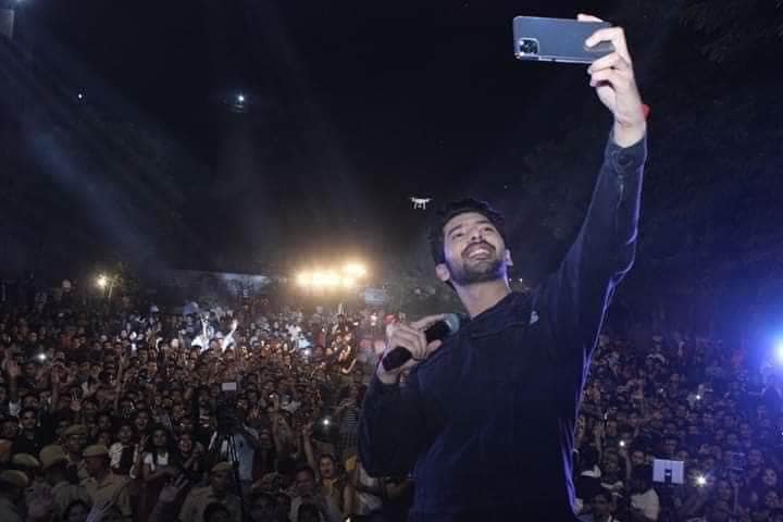 ITSMohanNagar's tweet photo. #FlashbackMoments #CelebritiesatITS 
Armaan Malik - Famous Bollywood Singer Performed live at @ITSMohanNagar on 6th October 2019.
More info: https://t.co/t52UNbCbLt

#BestCollegeforBBA #BBACollege #BBACourse #BBA_Admission2020 #TopBBAColleges #BCA #BCA_Admission2020 #BCACourse https://t.co/s6iIQGxGek