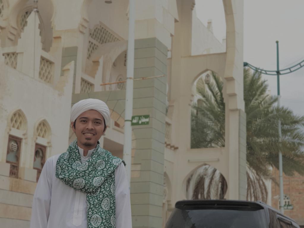 sholah_afaf's tweet photo. من العائد��ن و الفائزين و المقبولين و كل عام أنتم بخير

Sy berharap dengan sangat, agar jenengan semua berkenan memaafkan segala ke-ngepotan saya. 

Selamat hari raya sate kambing
🙇🏻‍♂️🙇🏻‍♂️🙇🏻‍♂️ https://t.co/LW2QVZ05Mr