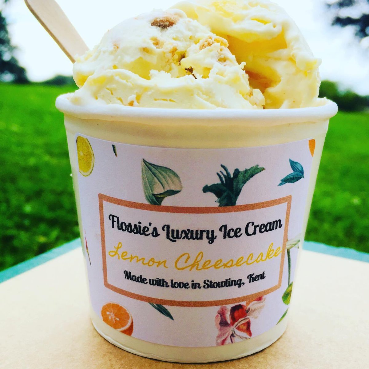 Unit1H's tweet image. This weekend’s menu looks awesome from the pop up kitchen Floss n Bambz - something for everyone! #unit1 #hythe #kent #micropub #pub #bar #beer #ale #craftbeer #food #drinks #vegan #vegetarian #streetfood #dogfriendly #supportlocal