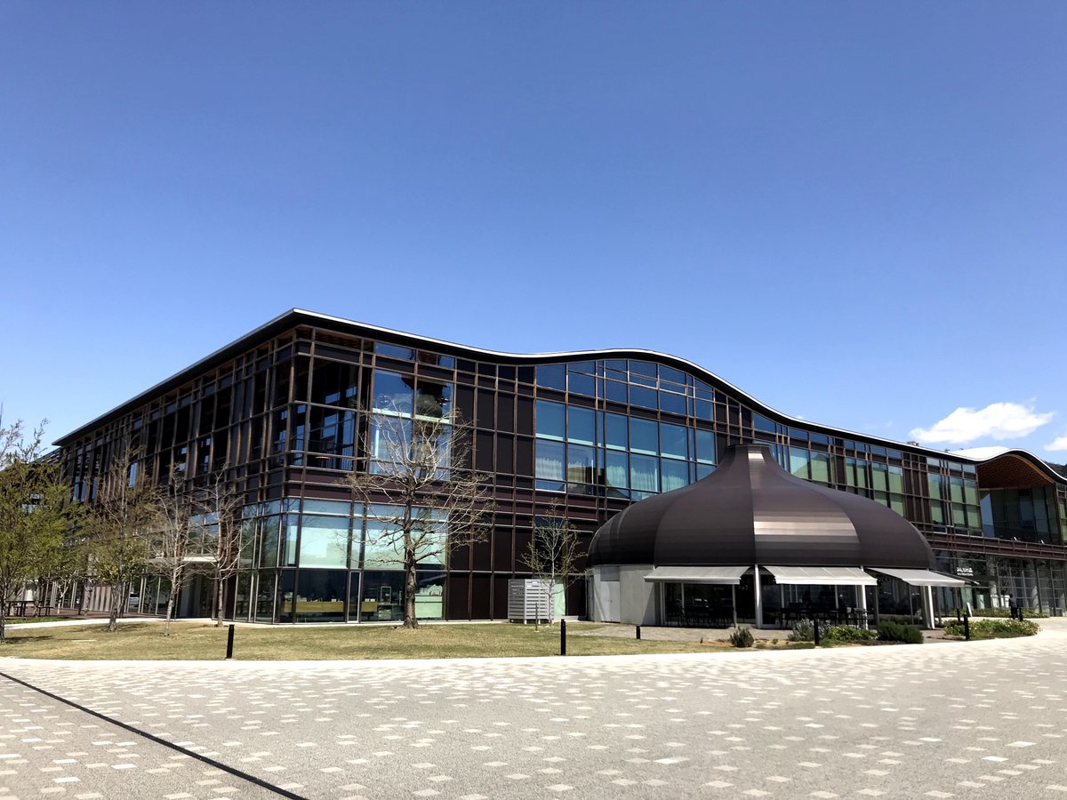 ジェイワールドトラベル 旅行会社 Sur Twitter 岐阜市にある みんなの森ぎふメディアコスモス 木の温もり で溢れる複合施設です 2階の 岐阜市立中央図書館 が特徴的 入ると木の香りが 本棚が低く開放的な空間 自然光 が降り注ぐグローブが素敵