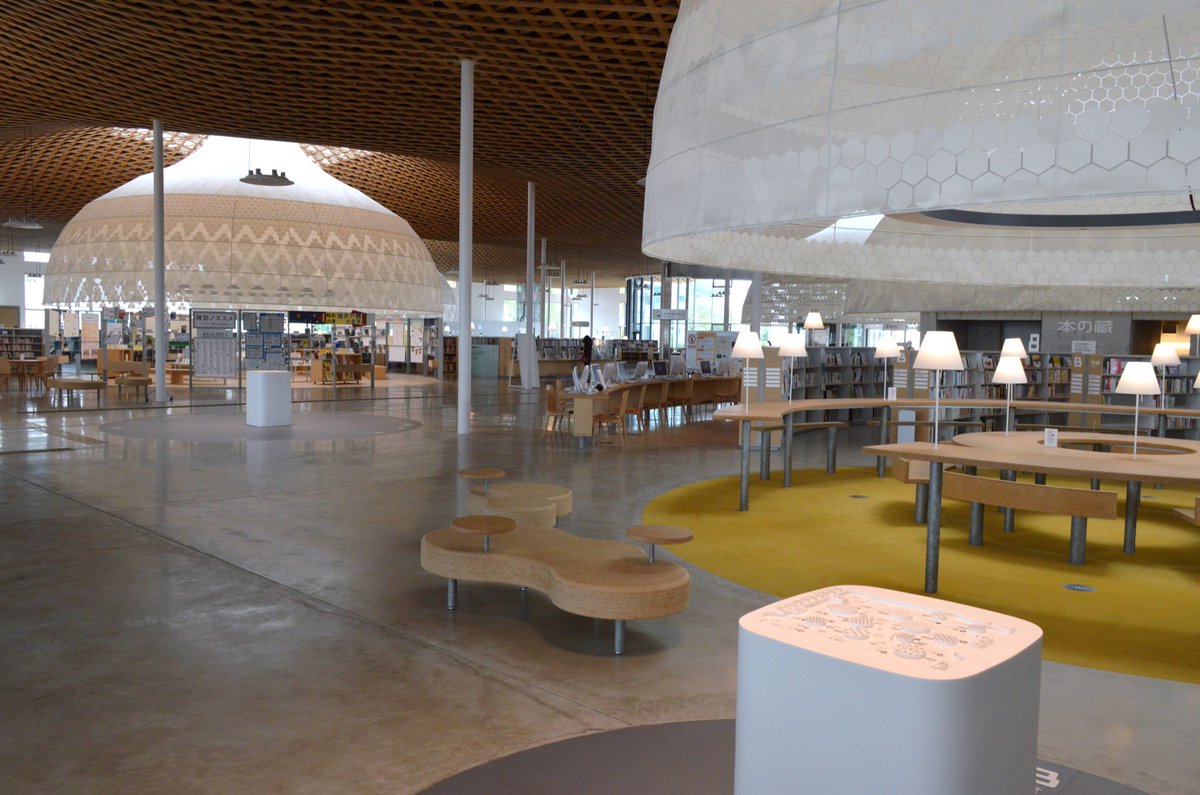 ジェイワールドトラベル 旅行会社 岐阜市にある みんなの森ぎふメディアコスモス 木の温もり で溢れる複合施設です 2階の 岐阜市立中央図書館 が特徴的 入ると木の香りが 本棚が低く開放的な空間 自然光 が降り注ぐグローブが素敵