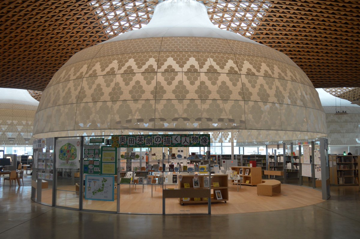 ジェイワールドトラベル 旅行会社 岐阜市にある みんなの森ぎふメディアコスモス 木の温もり で溢れる複合施設です 2階の 岐阜市立中央図書館 が特徴的 入ると木の香りが 本棚が低く開放的な空間 自然光 が降り注ぐグローブが素敵