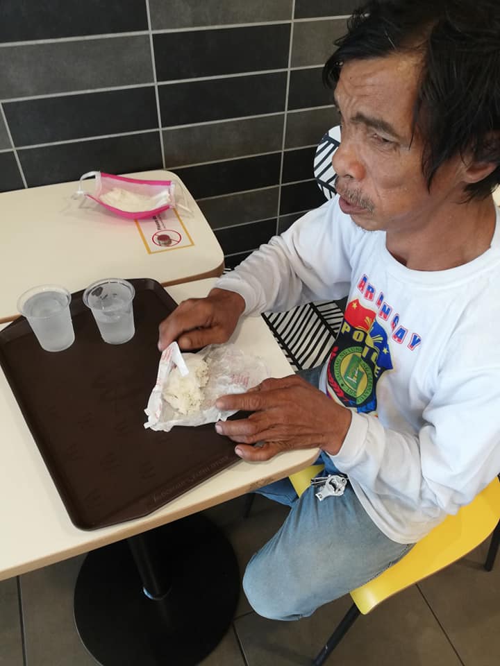 The staff of a fast food restaurant in Pampanga gave free food to man who only ordered a cup of rice and water. (Photos courtesy of Earl Archievan Calixtro)