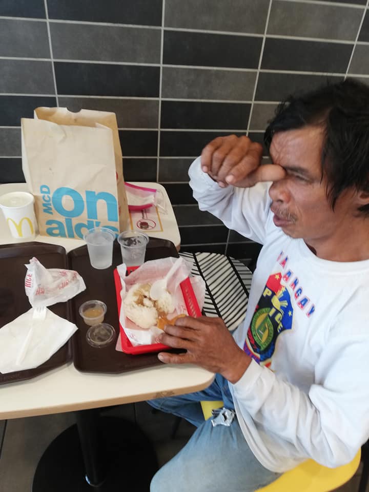 The staff of a fast food restaurant in Pampanga gave free food to man who only ordered a cup of rice and water. (Photos courtesy of Earl Archievan Calixtro)