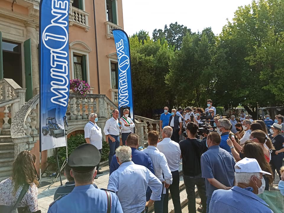 DonazzanElena's tweet photo. Un grazie alla #MultiOne di #GrumolodelleAbbadesse, e al suo fondatore Giuseppe Carraro, che ieri a #VòEuganeo ha donato a @zaiapresidente una #multipala con benna e trinciatrice alla #ProtezioneCivile della @RegioneVeneto.
La generosità degli imprenditori veneti è straordinaria! https://t.co/dNLNyA0yv1