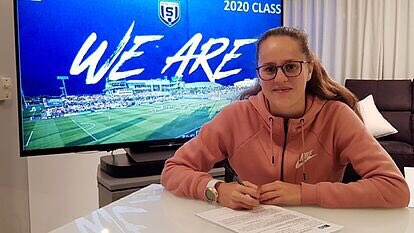 david_menayo's tweet image. ✈️ @Alonso_Eva2 saca la calculadora para hacer realidad el sueño americano. “Era el momento de mirar por mi futuro”, asegura. Deja el @RayoFemenino y pone rumbo a @PennStateWSOC bit.ly/316usOu