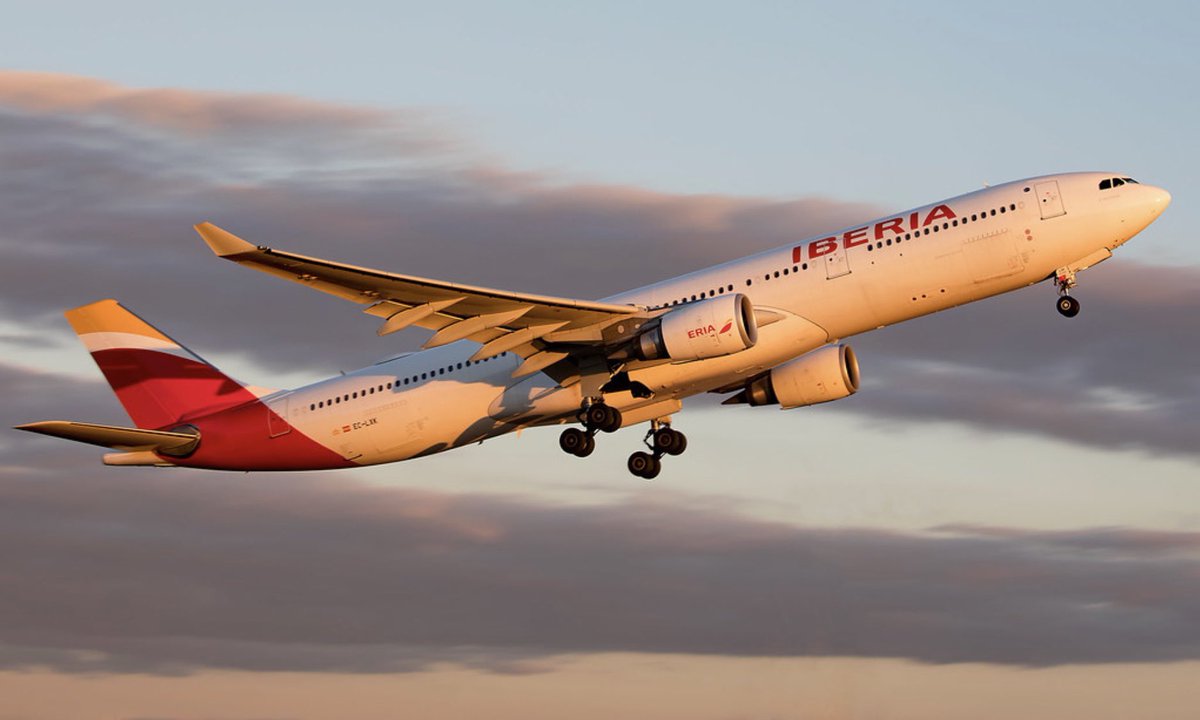 Shamrock715_'s tweet photo. Iberia 31EE (EC-LXK - A333) of @Iberia departing 27R @HeathrowAirport as #ib3167 to Madrid 
28-07-2020

#iberia #airbus #airbusa330 #a330 #heathrowairport #heathrow #aviation #avgeek @Iberia_en https://t.co/dPtyuFuGbD
