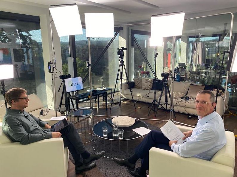 Vorgestern war coliquio.de bei uns im Haus und hat unsere Geschäftsstelle in ein Aufnahmestudio verwandelt. Es waren tolle Eindrücke und hat viel Spaß gemacht! Hier ein Blick hinter die Kulissen und zum Beitrag "#COVID19 und Arbeitsrecht": tinyurl.com/y56tpxtz