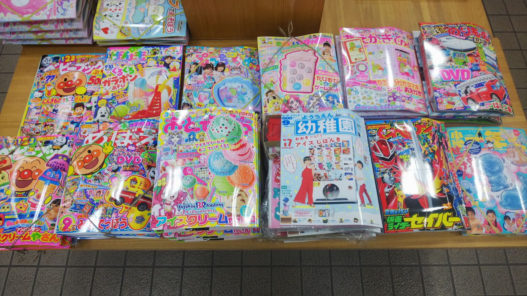 Booksアイ蒲生エキナカ店 本日発売の幼年誌のふろくが とにかくすごい 幼稚園 はセブンティーンアイスの自販機 おともだち がサーティワンのアイスクリームやさん たのしい幼稚園 がすみっコぐらしのゲームポッド てれびくん は仮面