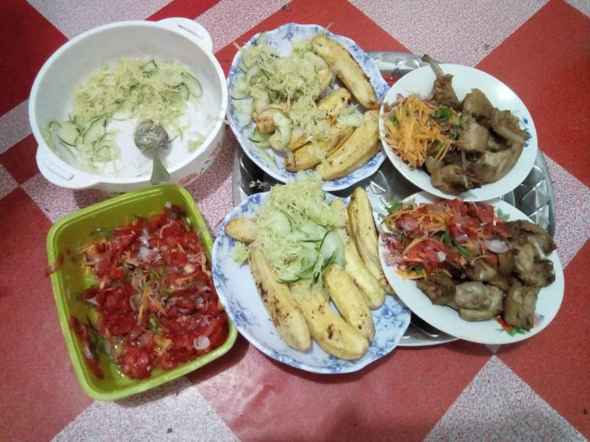oscychef's tweet photo. Fried Pork, vegetable salad with tomato curry!!!!!.... #chefcooker https://t.co/aJS8jBzkiQ