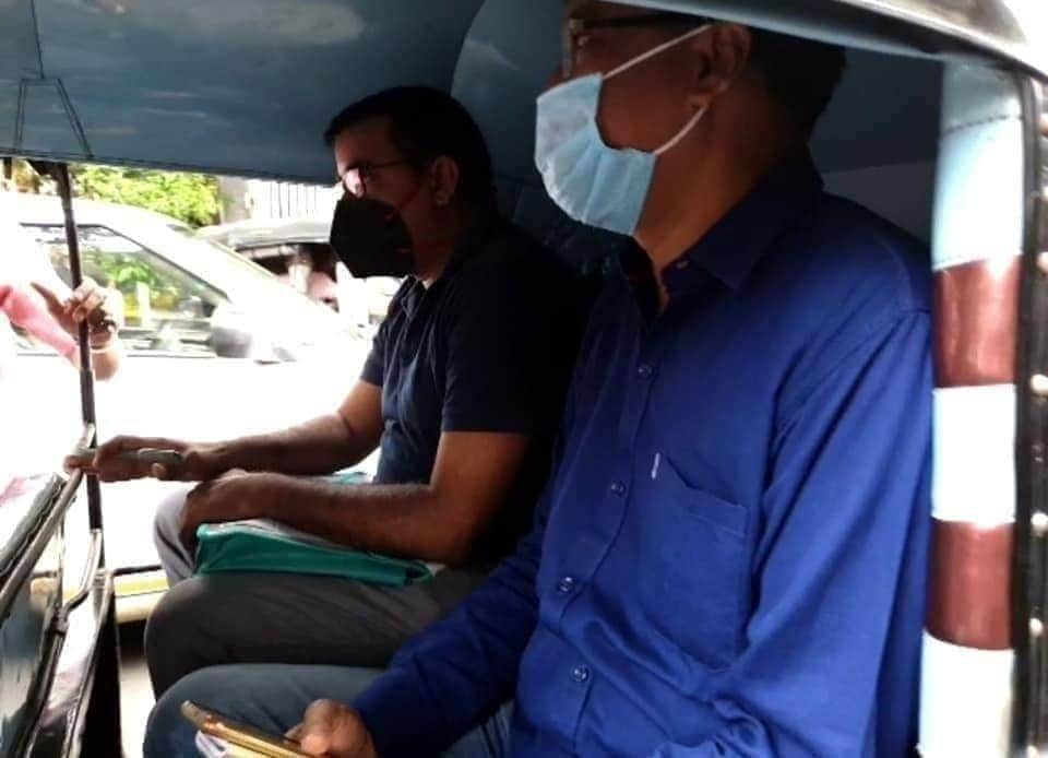 IHOIBofficial's tweet photo. This is how the Maharashtra police are supporting Bihar Police in Shushant's case. They're traveling in auto.
#ihoib #bihar #IndiaForSushant
#BiharPolice
#CBIMustForShushant #SushantSinghRajput
#ThankyouBiharPolice https://t.co/EvM3u4O4sh