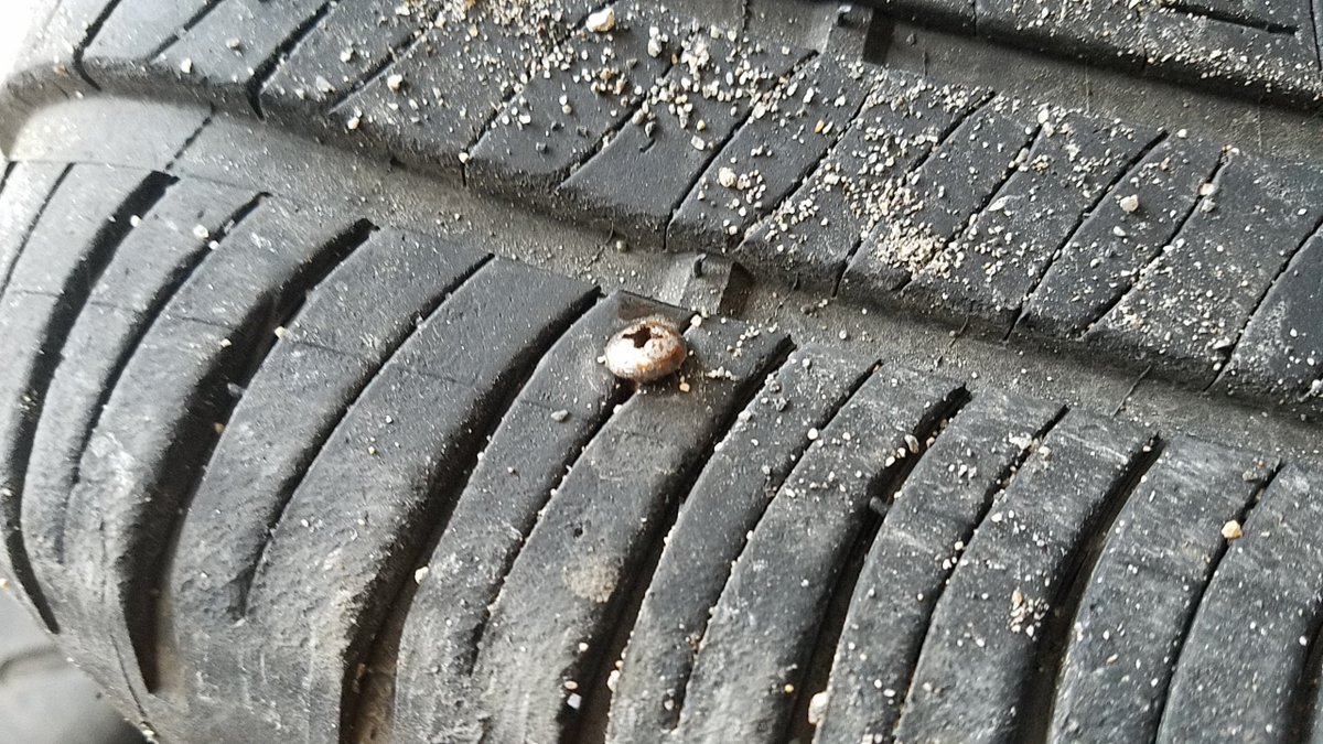 ট ইট র らんたいむ このままガソリンスタンドまで乗っていこうかと思ってたら通りがかった心優しい先輩がジュース1本でスペアタイヤ に交換してくれました という事でパンク修理してもらいにガススタ ガソスタ に行ってきます W