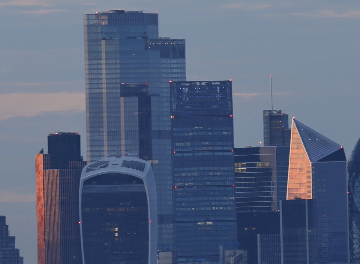 photopositive's tweet photo. Handheld, 1/10sec with #canon #eosR5 and EF100-400mm II lens at 400mm. Unedited. The Shard is 5.1miles away and it was hazy yesterday evening. The crop is 100% and yes, the horizon is slightly off 🤷‍♂️🤣. 
Lens and in-camera IS combined. https://t.co/TgKhAW4Rt0