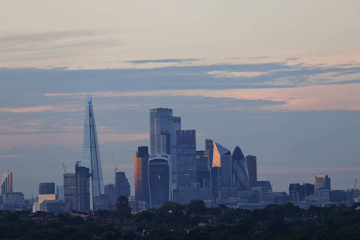 photopositive's tweet photo. Handheld, 1/10sec with #canon #eosR5 and EF100-400mm II lens at 400mm. Unedited. The Shard is 5.1miles away and it was hazy yesterday evening. The crop is 100% and yes, the horizon is slightly off 🤷‍♂️🤣. 
Lens and in-camera IS combined. https://t.co/TgKhAW4Rt0
