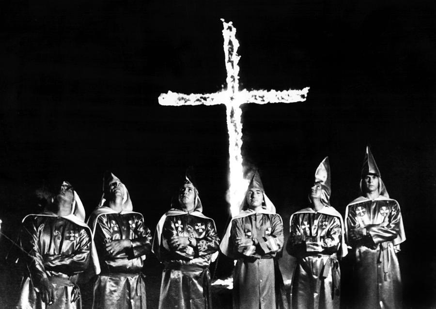 SMoncada_VEN's tweet photo. 4/ La violencia terrorista de organizaciones supremacistas blancas tipo Ku Klux Klan contra los afroamericanos fue tan común como las trampas del sistema electoral. Así millones fueron privados de sus derechos ciudadanos. Una nueva forma de explotación luego de la esclavitud. https://t.co/XhtcuSbpXy