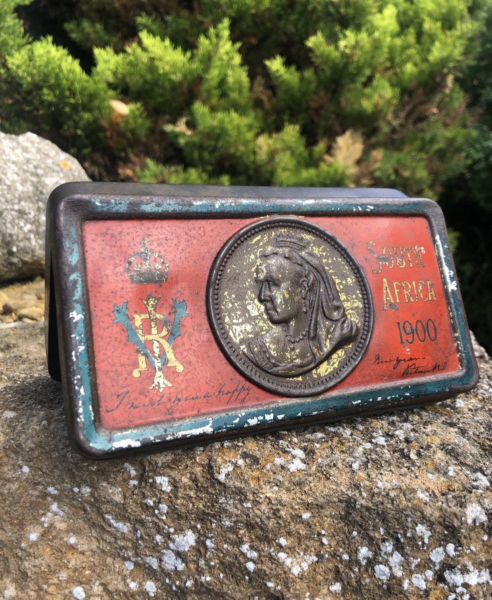 LisaMarieFranks's tweet photo. 🇬🇧Happy Friday @ Melksham Arcade🇬🇧
An Antique Queen Victoria Boer War Chocolate Gift Tin. This Would Have Been Given To The Soldiers. Not The Best Condition But It Is 120 Years Old! £40.
#antiques #antiquetin #tins #oldbox #boerwar #wwi #war #military #army #soldiers #victorian https://t.co/TQljvKRd6O