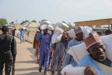 Governor Zulum Distributes 80,000 Food Items To IDPs Despite Attack