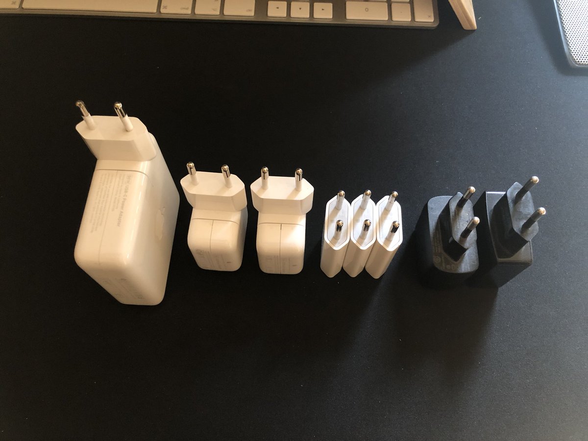 Csak a dolgozószobámban ennyi töltő van szem előtt. Nekem nem gond, ha nem adnak a következő iPhone-hoz 😎