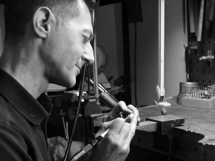 CraftsmenSdc's tweet photo. Meet Antonello Figlia, an Italian London based jewellery designer. He is passionate about his craft and driven in creating bold contemporary jewellery to the highest standard
His work is inspired by geometry, optical illusions and photography.

https://t.co/Ogq7C5k0mq https://t.co/Eb3UfSDs0M