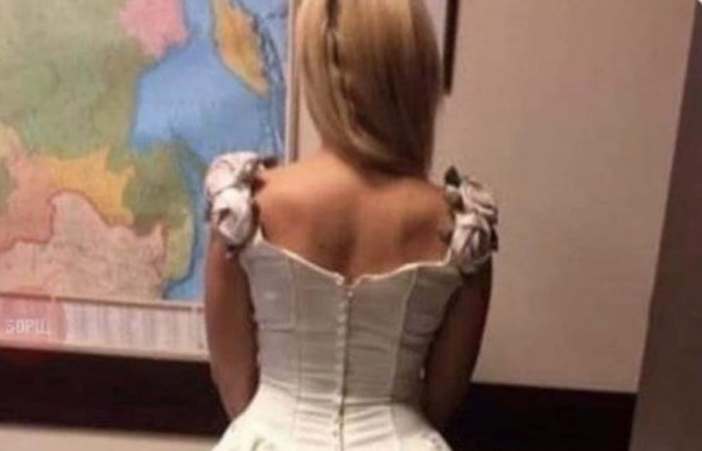 Bride's wedding dress mocked as people mistake roses for 'wedgie' and 'butt  plug' https://t.co/V60RakfO9r