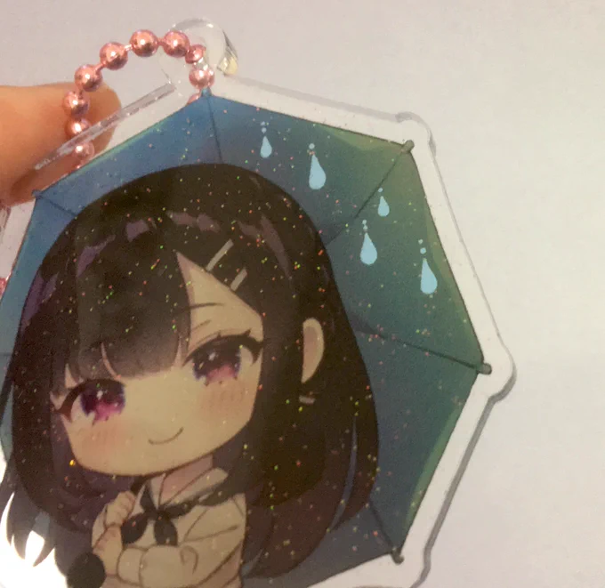 トリニティ さんでうちの子アクキー作っていただきました!ラメ入りにして良かった…可愛い…!傘の透けてる雨粒はうっすら青色です(写真だと分かりにくいかも)#好きを形にトリニティ 