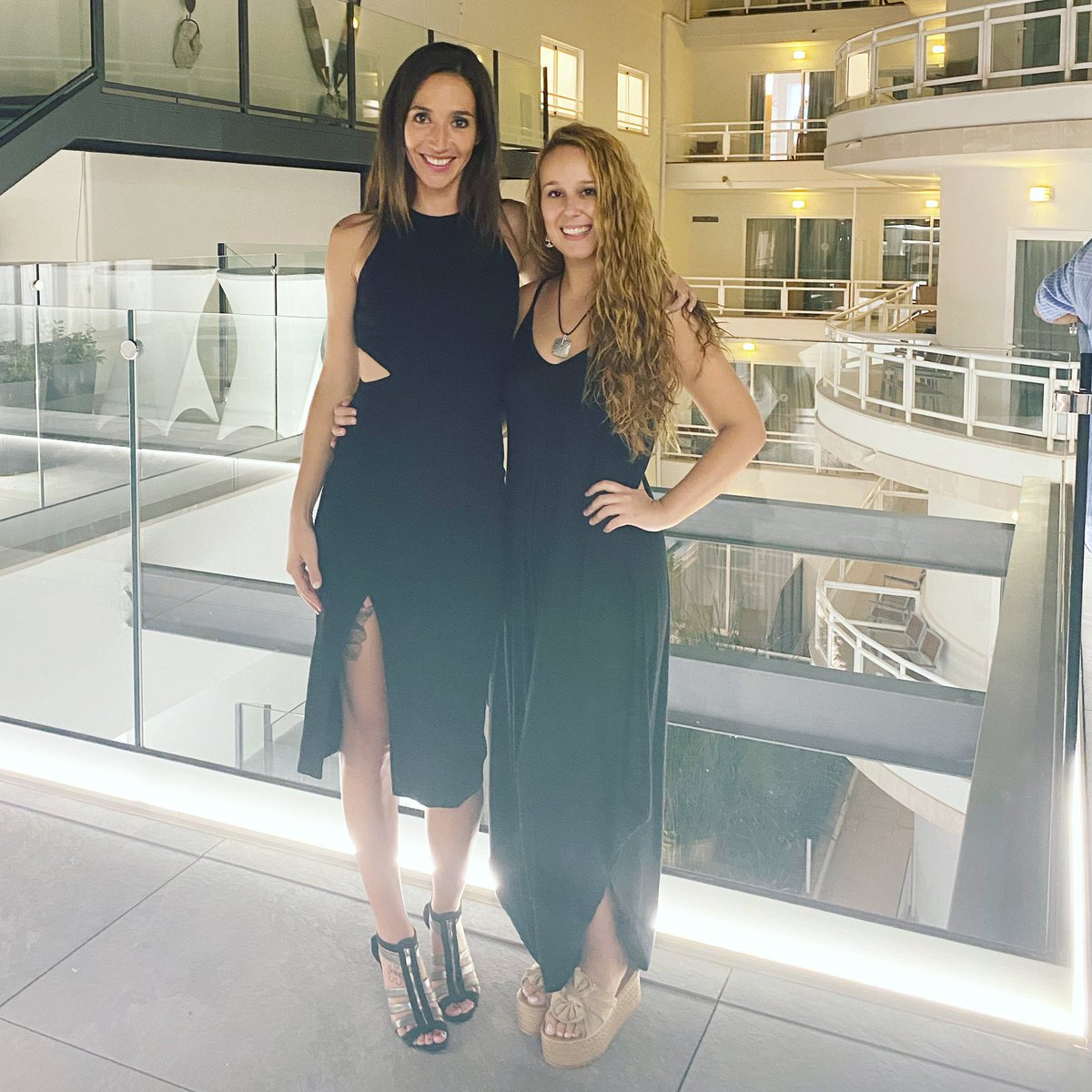 alba_reporting's tweet photo. Con la preciosa @Marttamusic @marttamusicofficial en los @PSomriu @THBHOTELS https://t.co/ewXHLmlUTR @SomriuPro #premissomriu https://t.co/bYUqcDCxPa