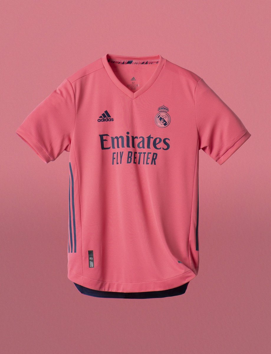 ActuFoot_'s tweet image. Le Real Madrid dévoile ses nouveaux maillots domicile et extérieur. ⚪️

Vous validez ? 🤔