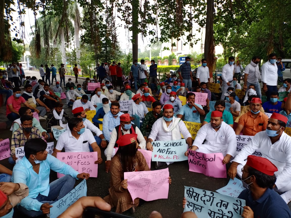 DhilorSamajwadi's tweet photo. #No_class #No_Fees
#KG to #PG
आज #मेरठ #यूनिवर्सिटी में #अभिभावकों के साथ हो रहे अन्याय के #विरोध में आंदोलन जारी...!!
#इन्कलाब_ज़िंदाबाद
@bstvlive @atulpradhansp @aajtak @ABPNews @AmarUjalaNews @JagranNews @MediaCellSP @News18UP @news24tvchannel https://t.co/FjOZkBuc6M